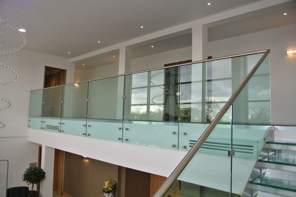glass-landing-balustrade-standoff-fixings-res